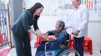 La vice-présidente Vo Thi Anh Xuan remet des cadeaux aux bénéficiaires des politiques sociales de la province de Dong Thap.