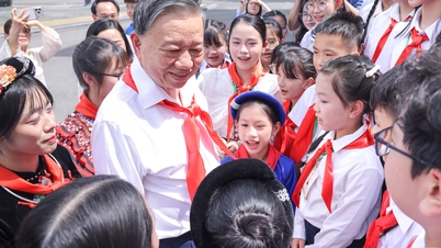 Le secrétaire général et président To Lam rencontre de jeunes pionniers et des jeunes exceptionnels venus de tout le pays.