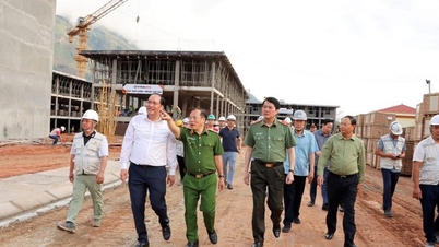 AMACCAO cùng lực lượng công an vượt núi hiểm gieo chữ nơi 'một tiếng gà gáy 3 nước cùng nghe'