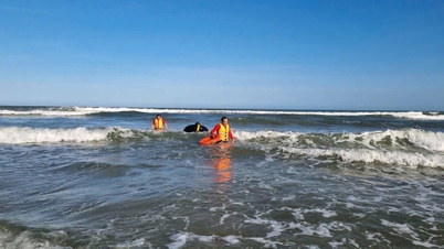 Dos estudiantes fueron rescatados justo a tiempo de ahogarse mientras nadaban en la playa de My Khe.