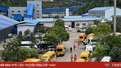 Minst 90 mennesker omkom i en kullgruveulykke i Kina.