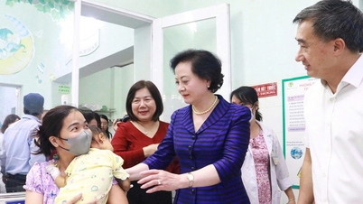 A vice-primeira-ministra Pham Thi Thanh Tra visita e entrega presentes a crianças com câncer.