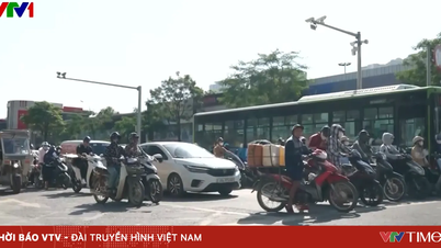 In Hanoi herrschen sengende 40°C, und die Menschen sind auf den Straßen dick eingepackt wie „Ninjas“.