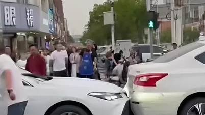 أغمي على السائق فجأة، واستخدمت الممرضة سيارتها لإيقاف السيارة وإنقاذه.