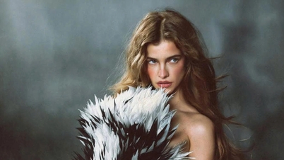 Victoria's Secret meleği, uluslararası L'Beauté dergisinin kapağında Do Long elbisesini giyiyor.