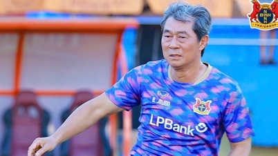 De trainer van Ninh Binh FC feliciteert Nguyen Tai Loc met zijn selectie voor het Vietnamese nationale team.
