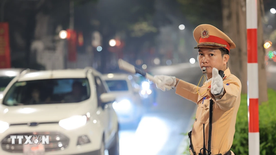 Hanoi leder om trafiken för att möjliggöra byggandet av ett belysningssystem.