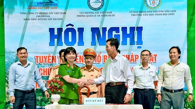 Journée de sensibilisation à la sécurité routière à l'école primaire Phan Boi Chau, quartier de Dau Giay, ville de Dong Nai.