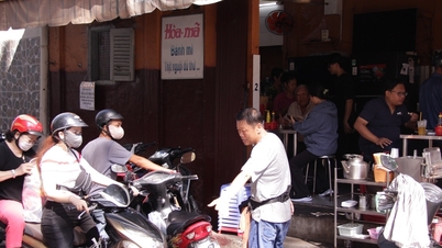 An einem fast 70 Jahre alten Stand in Ho-Chi-Minh-Stadt, an dem in der Pfanne gebratenes Brot verkauft wird, stehen jeden Morgen Kunden Schlange, um ihre Sandwiches zu kaufen.