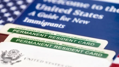 Estados Unidos continúa endureciendo sus políticas migratorias, obligando a cientos de miles de solicitantes de la tarjeta de residencia a regresar a sus países de origen.