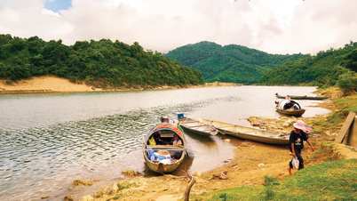'Boat Market' on the Long Dai River