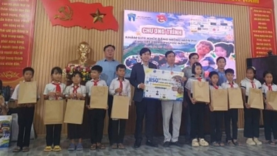 Plus de 1 100 enfants de la commune de Phuoc Nang ont reçu des cadeaux et ont bénéficié de consultations dentaires gratuites.