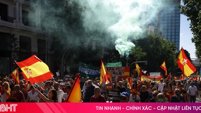 Zehntausende Demonstranten in Madrid fordern den Rücktritt des Premierministers.