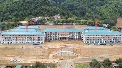 Bertekad untuk menyiapkan 100 buah sekolah berasrama penuh di kawasan sempadan sebelum tahun persekolahan baharu.