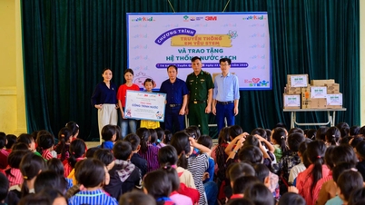 Levar água potável para estudantes em áreas montanhosas.