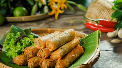 Meu Deus, basta adicionar esse punhado de folhas aos seus rolinhos primavera fritos e você verá por que eles desaparecem completamente, mesmo neste calor.
