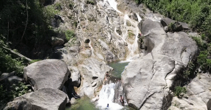 Cascada cu nume ciudat din Thanh Hoa atrage vizitatori în zilele călduroase.