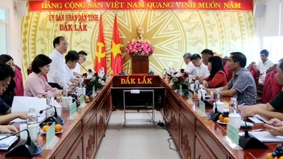 ທ່ານຮອງລັດຖະມົນຕີ ຫງວຽນວັນຊິງ ເຮັດວຽກກັບການນຳຂອງຄະນະກຳມະການປະຊາຊົນແຂວງ ດັກລັກ ກ່ຽວກັບການພັດທະນາທີ່ຢູ່ອາໄສສັງຄົມ.