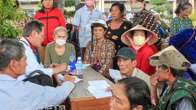 Trao hơn150 triệu đồng từ chương trình “An toàn cho ngư dân nghèo, khó khăn”