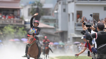 Ein Jockey aus der Gemeinde Y Tý gewann im Jahr 2026 das 19. traditionelle Pferderennen von Bắc Hà.