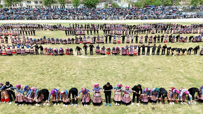 Eine spektakuläre Aufführung des Sênh Tiền-Tanzes durch 1.000 Schüler aus Bắc Hà.