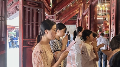 ນັກຮຽນໄປຢ້ຽມຢາມວັດວັນນະຄະດີເພື່ອອະທິຖານຂໍໂຊກດີ ແລະ ຂໍຕົວອັກສອນທີ່ສວຍງາມວ່າ "ສອບເສັງຜ່ານ" ກ່ອນການສອບເສັງທີ່ສຳຄັນ.