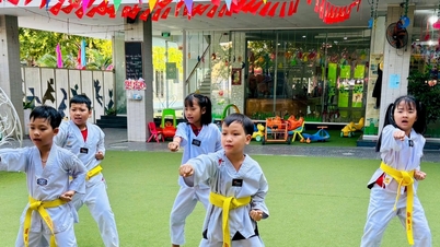 ສະໜາມເດັກຫຼິ້ນລະດູຮ້ອນຫຼາກຫຼາຍຊະນິດຊ່ວຍໃຫ້ເດັກນ້ອຍມີການພັດທະນາຢ່າງຮອບດ້ານ.