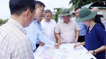 Zastępca sekretarza Miejskiego Komitetu Partii Ton Ngoc Hanh dokonuje inspekcji dwóch kluczowych projektów w dzielnicy Binh Phuoc.