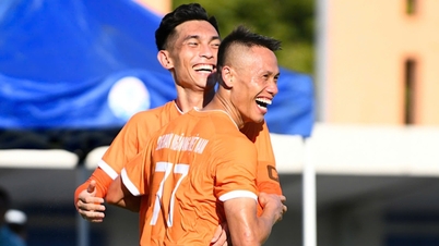 Vietnamská bankovní unie - Quang Ninh Union (konec prvního poločasu) 1:0: Anh Tuan otevírá skóre.