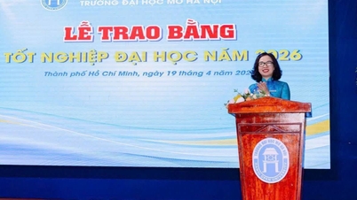 Fast 1000 Studenten und Auszubildende erhielten ihre Diplome in Hanoi, Da Nang und Ho-Chi-Minh-Stadt.