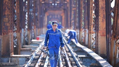Trotz der 40 Grad Celsius heißen Sonne werden die Reparaturen an der Long Bien Brücke mit Hochdruck vorangetrieben.
