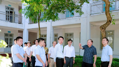 ผู้อำนวยการกรมการศึกษาและฝึกอบรมจังหวัดบั๊กนิญ ตรวจเยี่ยมความพร้อมสำหรับการสอบเข้าชั้นมัธยมศึกษาปีที่ 4