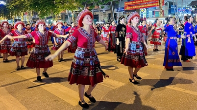 Cao Bang: Spettacolo di danza popolare per dare il benvenuto al XIV Congresso Nazionale delle Donne.