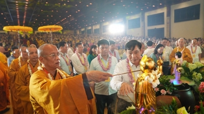 Mais de 3.000 monges, freiras, budistas e moradores locais participaram da celebração do aniversário de Buda no Pagode Bai Dinh.