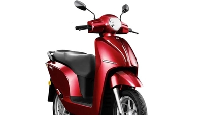 הושק אופנוע חשמלי Dat Bike Era: תא אחסון בנפח 50 ליטר, טעינה של 15 דקות לטווח של 30 ק"מ, מחיר החל מ-29.9 מיליון דונג וייטנאמי.