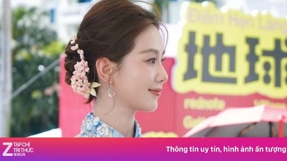 Liu Shishi poserar för foton på Hanois gator.