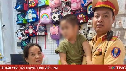 Rechtzeitige Rettung eines verlorenen Jungen, der in Hanoi über eine stark befahrene Straße rannte.