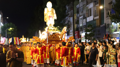 Ho Chi Minh-byen: Blomsterpalanquiner i prosesjon for å feire Buddhas fødselsdag.