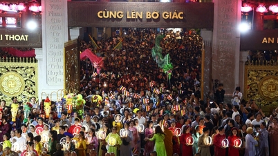 Folkemengder bærer Buddha-statuen i prosesjon for å feire Buddhas fødselsdag i Ho Chi Minh-byen.