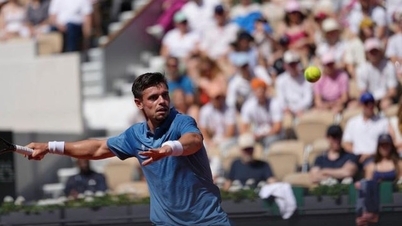 Ένα σπάνιο περιστατικό στο Roland Garros 2026: ένας παίκτης εγκαταλείπει βιαστικά το γήπεδο λόγω επείγουσας ανάγκης να πάει στην τουαλέτα.