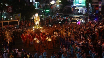 Ho Si Minh-városban ezrek cipelték a jáde Buddha-szobrot menetben, hogy megünnepeljék Buddha születésnapját.