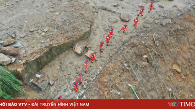 Bei heftigen Regenfällen, die in China zu Sturzfluten führten, sind mindestens drei Menschen ums Leben gekommen.