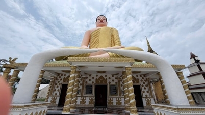 안장(An Giang)에 있는 크메르 사원에서 거대한 불상들을 감상해 보세요.