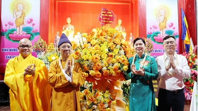 Wakil Ketua Tetap Dewan Rakyat Provinsi menyampaikan ucapan selamat atas perayaan Hari Lahir Buddha di Pagoda Hoa Nghiem Tay Yen Tu.