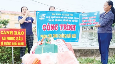 ស្ត្រី​នៅ​ឃុំ​តាន់​យ៉េន​ដំឡើង​ផ្លាកសញ្ញា​ព្រមាន និង​បំពាក់​ឧបករណ៍​សង្គ្រោះ​ជីវិត ដើម្បី​ការពារ​ការ​លង់ទឹក។
