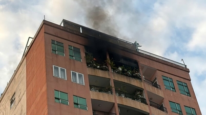 Se declara un incendio en un apartamento del décimo piso en Ciudad Ho Chi Minh; cientos de personas huyen del lugar.