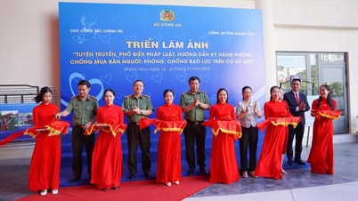 ຮັບເອົາຂອງທີ່ລະນຶກ ແລະ ເປີດງານວາງສະແດງຮູບພາບສົ່ງເສີມຄວາມຮັບຮູ້ທາງດ້ານກົດໝາຍ ແລະ ໃຫ້ຄຳແນະນຳກ່ຽວກັບທັກສະໃນການປ້ອງກັນ ແລະ ຕ້ານການຄ້າມະນຸດ ແລະ ຄວາມຮຸນແຮງທາງເພດໃນແຂວງ Khanh Hoa.