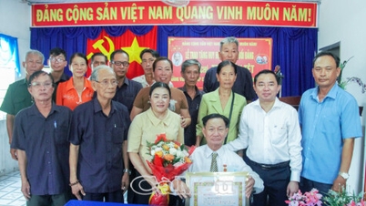 ມອບເຄື່ອງໝາຍພັກໃຫ້ແກ່ສະມາຊິກພັກຜູ້ມີປະສົບການໃນວັນທີ 19 ພຶດສະພາ.