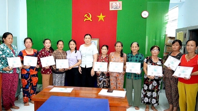Trao 37 thẻ Bảo hiểm Y tế cho hội viên phụ nữ xã Phú An