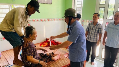 Trao tiền hỗ trợ các hộ dân bị thiệt hại do mưa dông trên địa bàn xã Định Mỹ